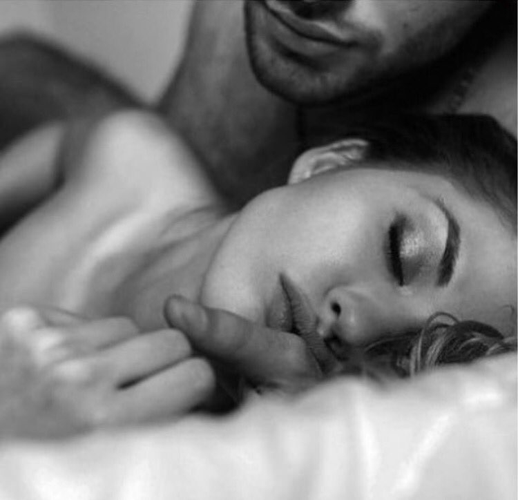 Мужчина целует женщину в кровати фото