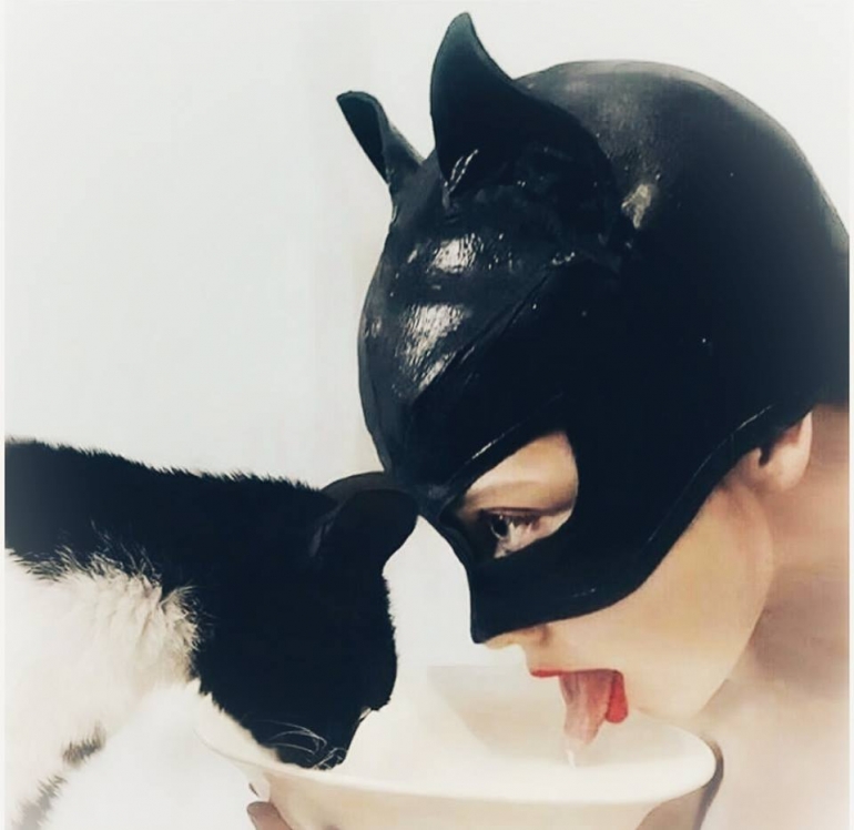 Подруга в кошачьей маске красными губами быстро делает минет