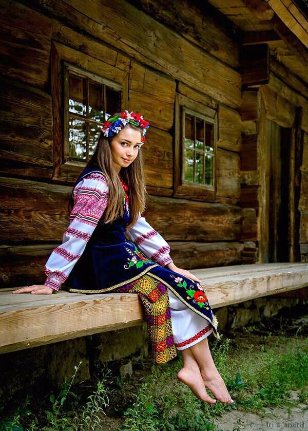 Folk girl. Деревенские Украинки. Красивые Деревенские Украинки. Украинка в национальном костюме Босоногая. Украинка в национальном костюме босиком.